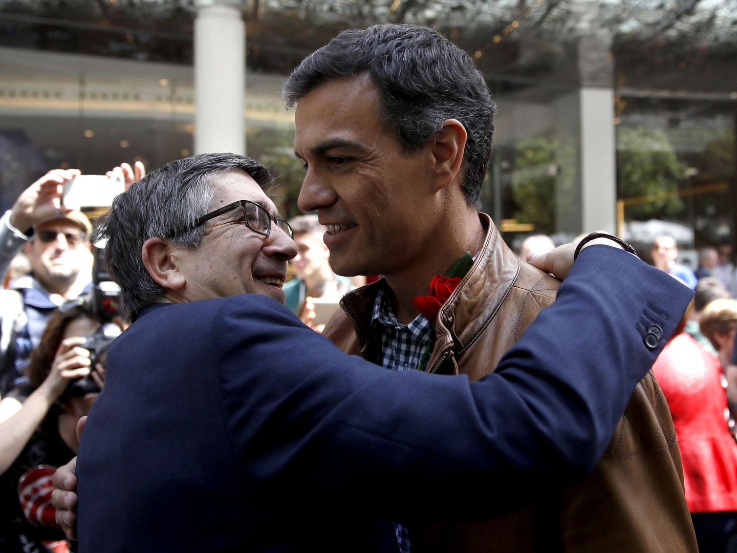 Pedro Sánchez y Patxi López se saludan en Las Ramblas de Barcelona. (EFE) 