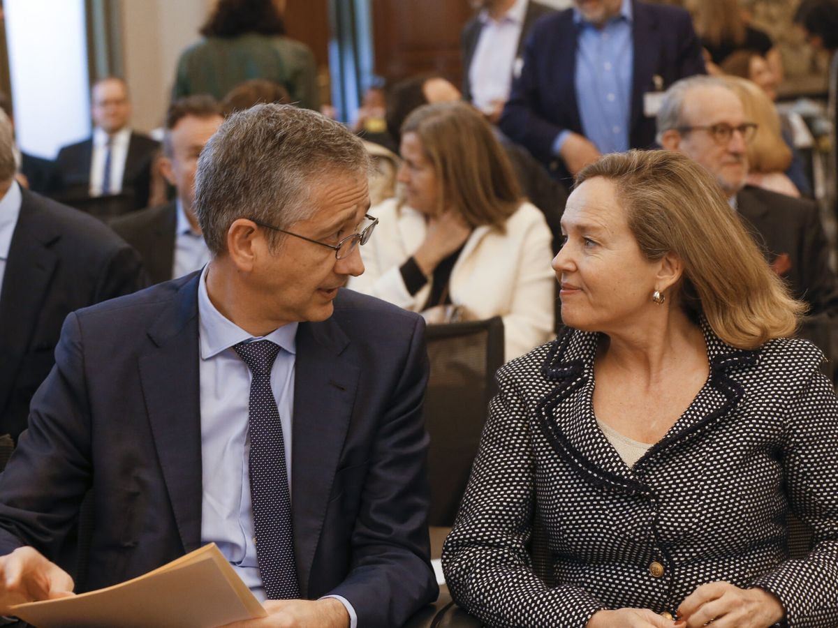 Foto: El gobernador del Banco de España, Pablo Hernández de Cos (i), y la vicepresidenta Nadia Calviño (d). (EFE/Alejandro López)