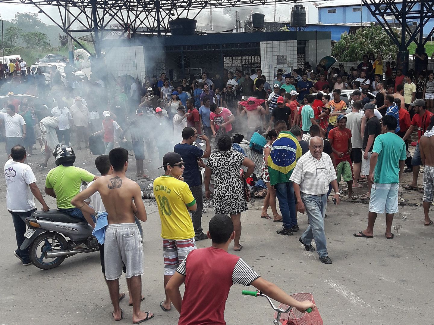 Manifestantes brasileños queman las pertenencias de venezolanos cerca del paso fronterizo durante los disturbios del pasado 18 de agosto. (Reuters)