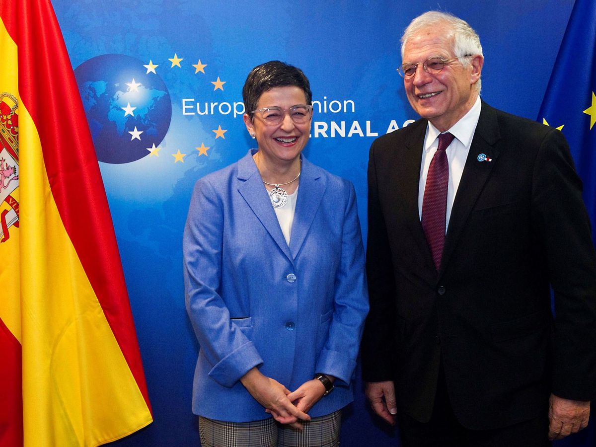 Foto: Josep Borrell, junto a su sucesora al frente del Ministerio de Exteriores, Arancha González Laya. (EFE)