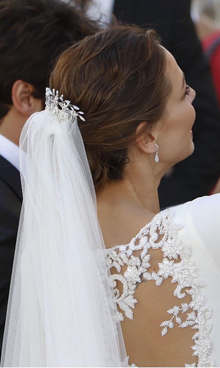 Detalle del broche de Eva González el día de su boda (Gtres)