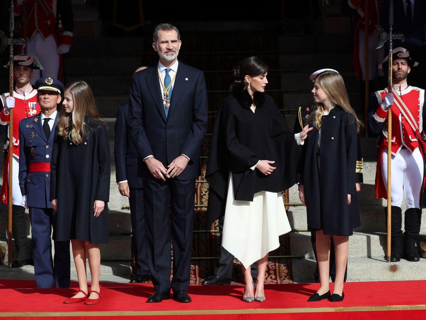Los Reyes, junto a la princesa Leonor y la infanta Sofía a su salida del Congreso de los Diputados. (EFE)