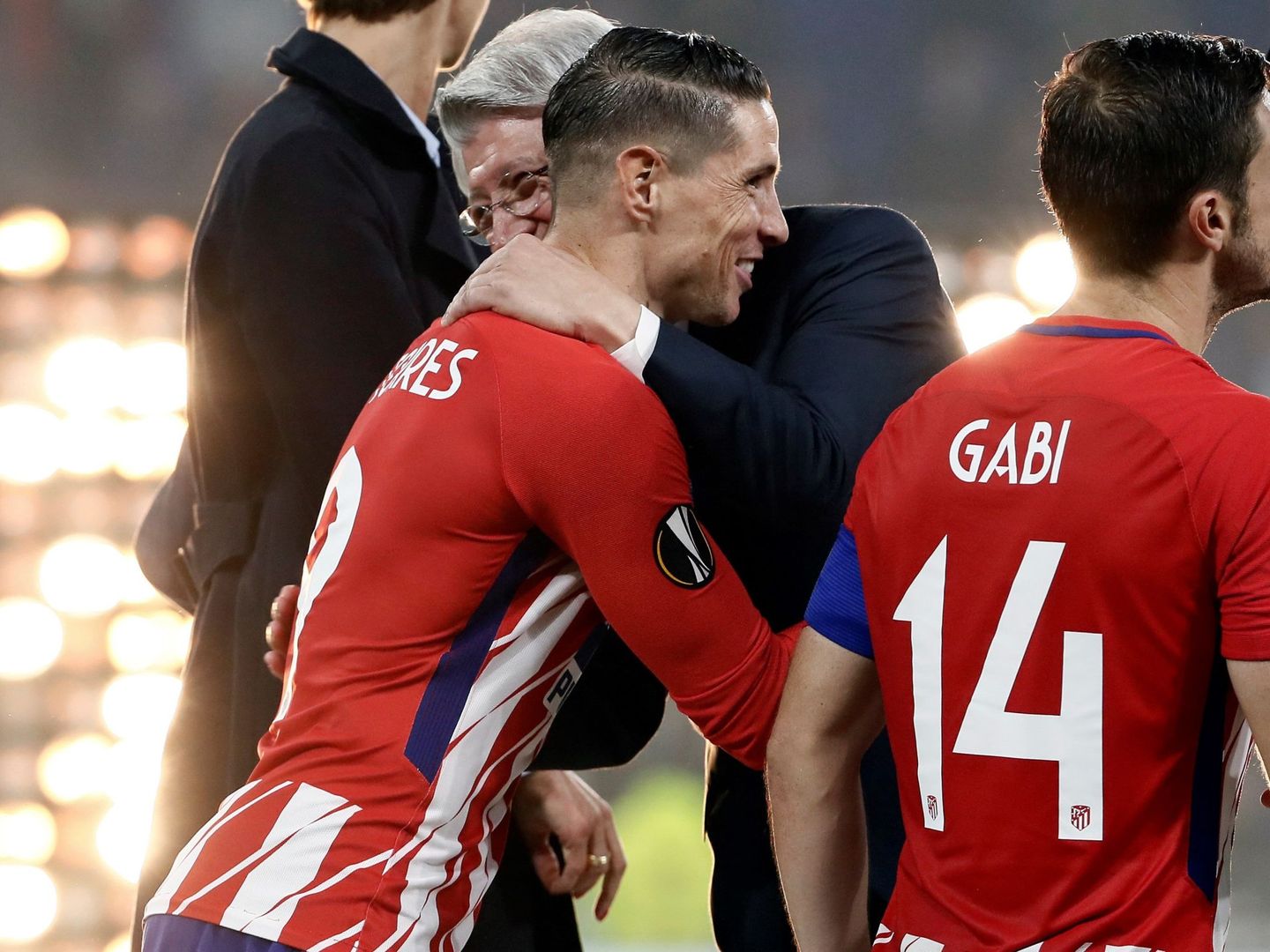 Torres se abraza con Enrique Cerezo, junto a Gabi, antes de recoger la copa. (EFE)