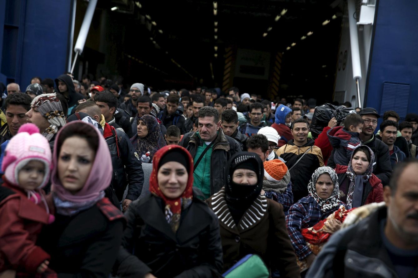 Refugiados y migrantes llegan al puerto del Pireo en un ferri procedente de la isla de Lesbos, el 29 de octubre de 2015.(Reuters)