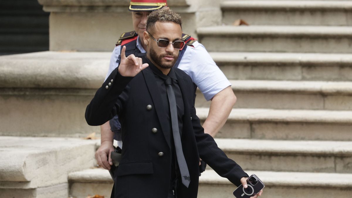 La Audiencia permite a Neymar dejar la sala en el primer día de juicio por haber jugado ayer