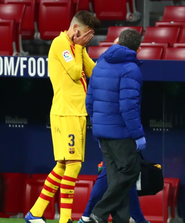 Foto: Piqué se marchó llorando y cojeando del Wanda. (Reuters)