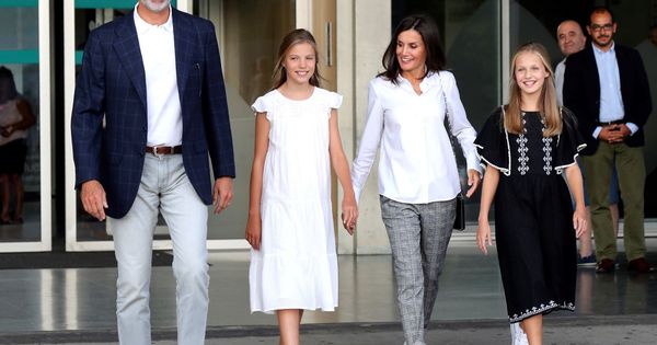 Foto: Los Reyes, junto a su hijas, en una de sus visitas al rey Juan Carlos. (EFE)