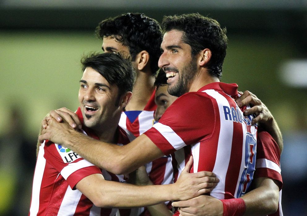Foto: Villa (i) y Raúl García (d) celebran un gol con Diego Costa en noviembre en un partido contra el Villarreal.