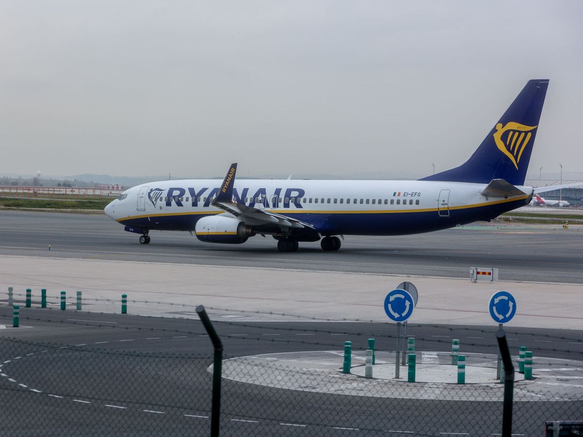 Foto: Un avión de Ryanair en el aeropuerto de Madrid. (Europa Press/Ricardo Rubio)