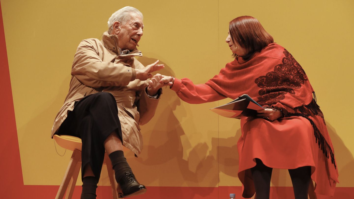 Vargas Llosa conversa con Schulz. (EFE/Jorge Zapata)