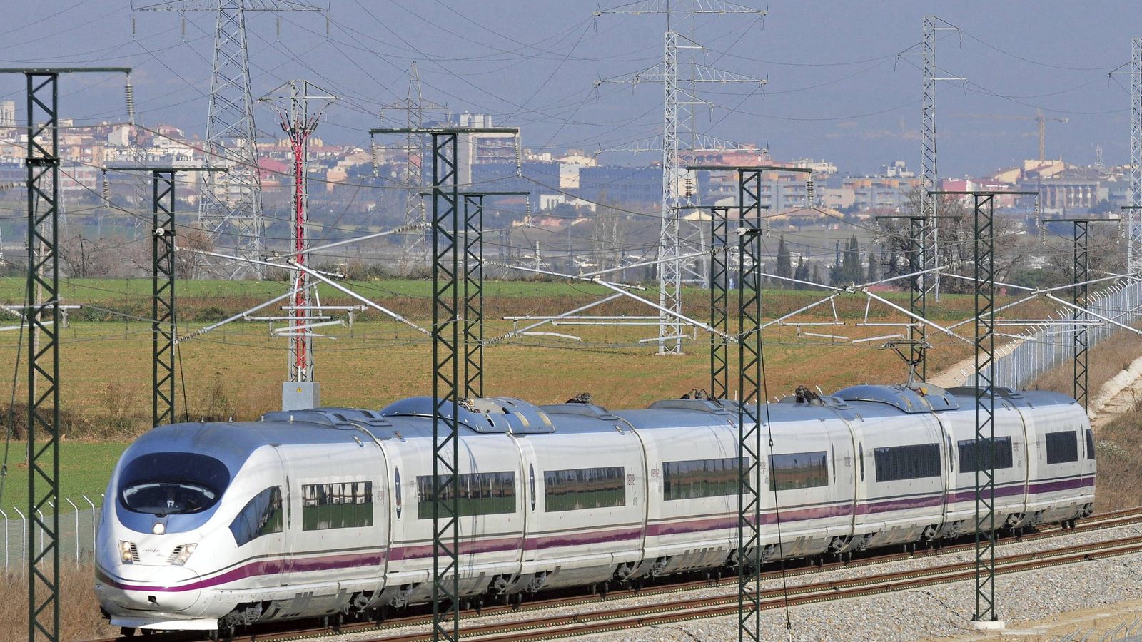 Foto: Un tren de la la nueva línea del AVE Barcelona-Girona-Figueres. (Efe)