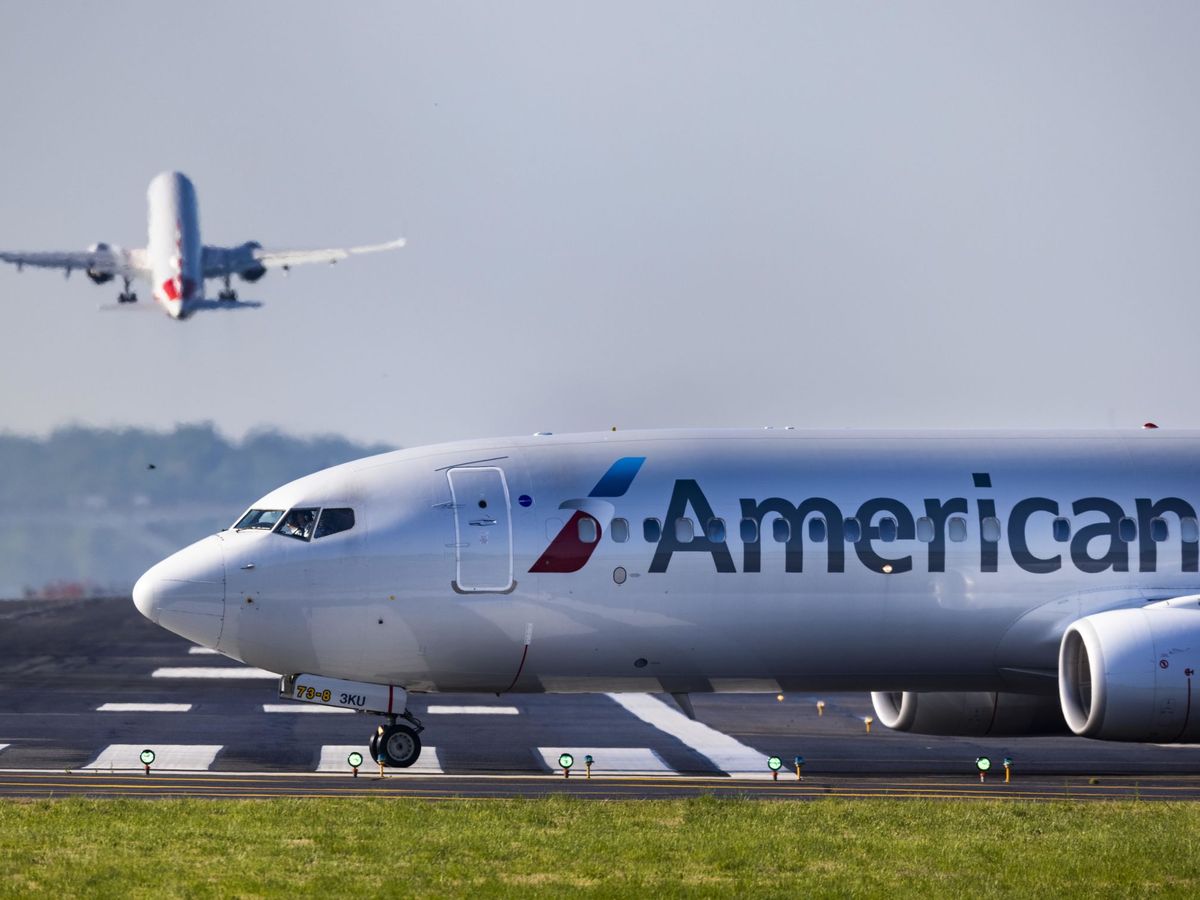 Foto: El avión de American Airlines tuvo que aterrizar de emergencia (EFE EPA/Jim Lo Scalzo)