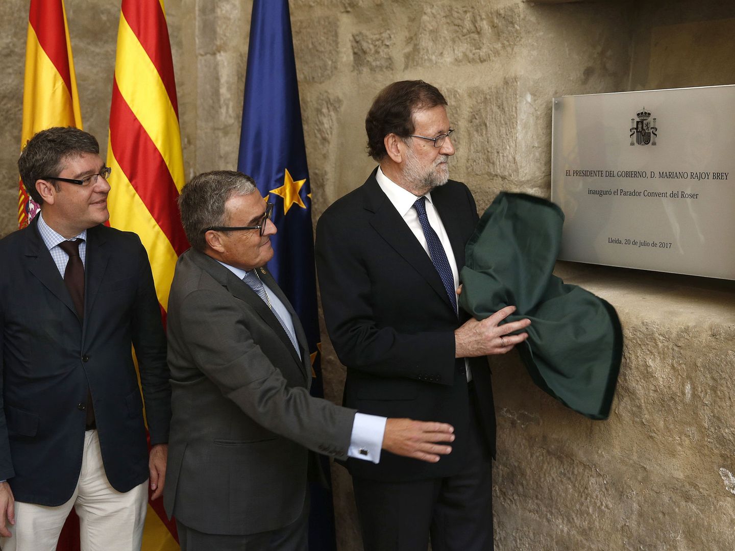 Mariano Rajoy, acompañado por el ministro de Energía y Turismo, Álvaro Nadal (i). (EFE)