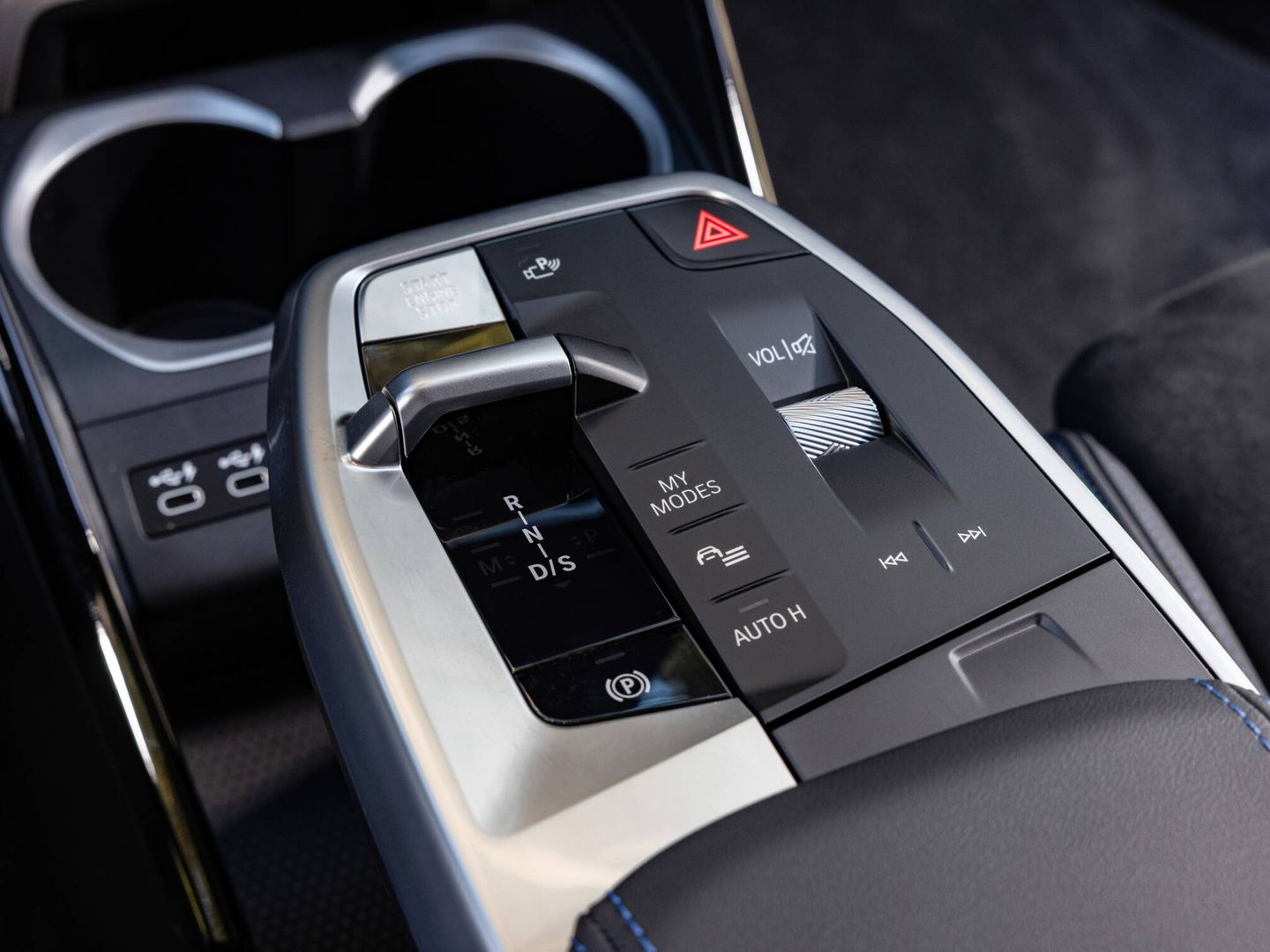 Junto a cambio se pueden elegir los distintos modos de conducción (BMW Experience Modes).