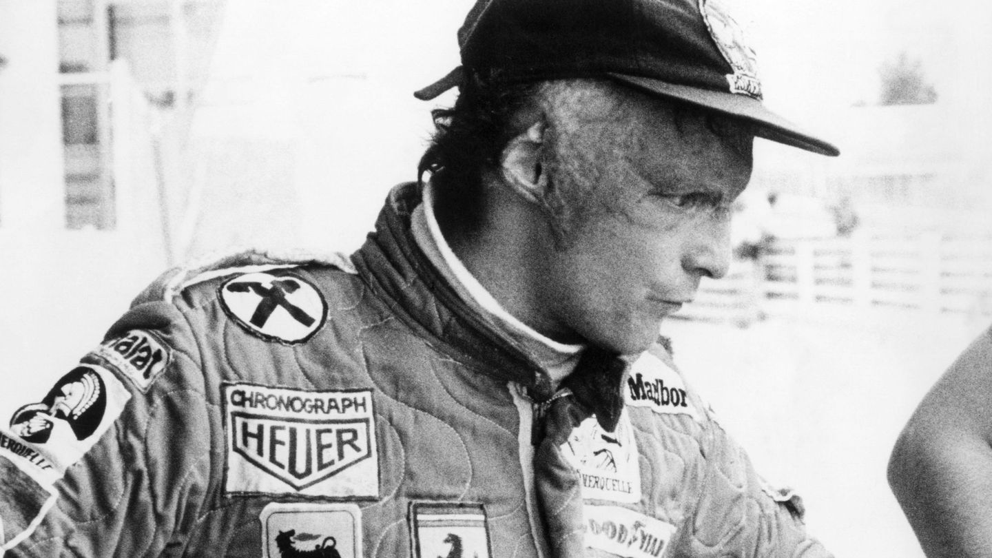 Fotografía de archivo realizada el 26 de abril de 1977 del expiloto Niki Lauda durante un entrenamiento en el circuito del Jarama, en Madrid. (EFE)