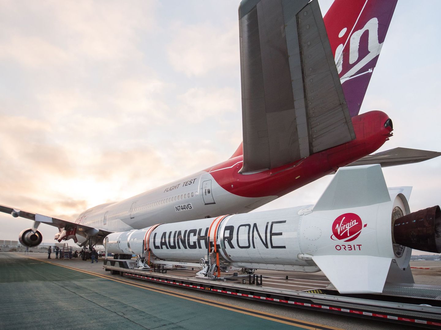 El LauncherOne de Virgin Orbit, en tierra. (Reuters)
