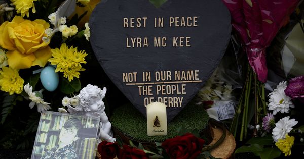 Foto: Flores recuerdan a la periodista asesinada Lyra McKee. (Reuters)
