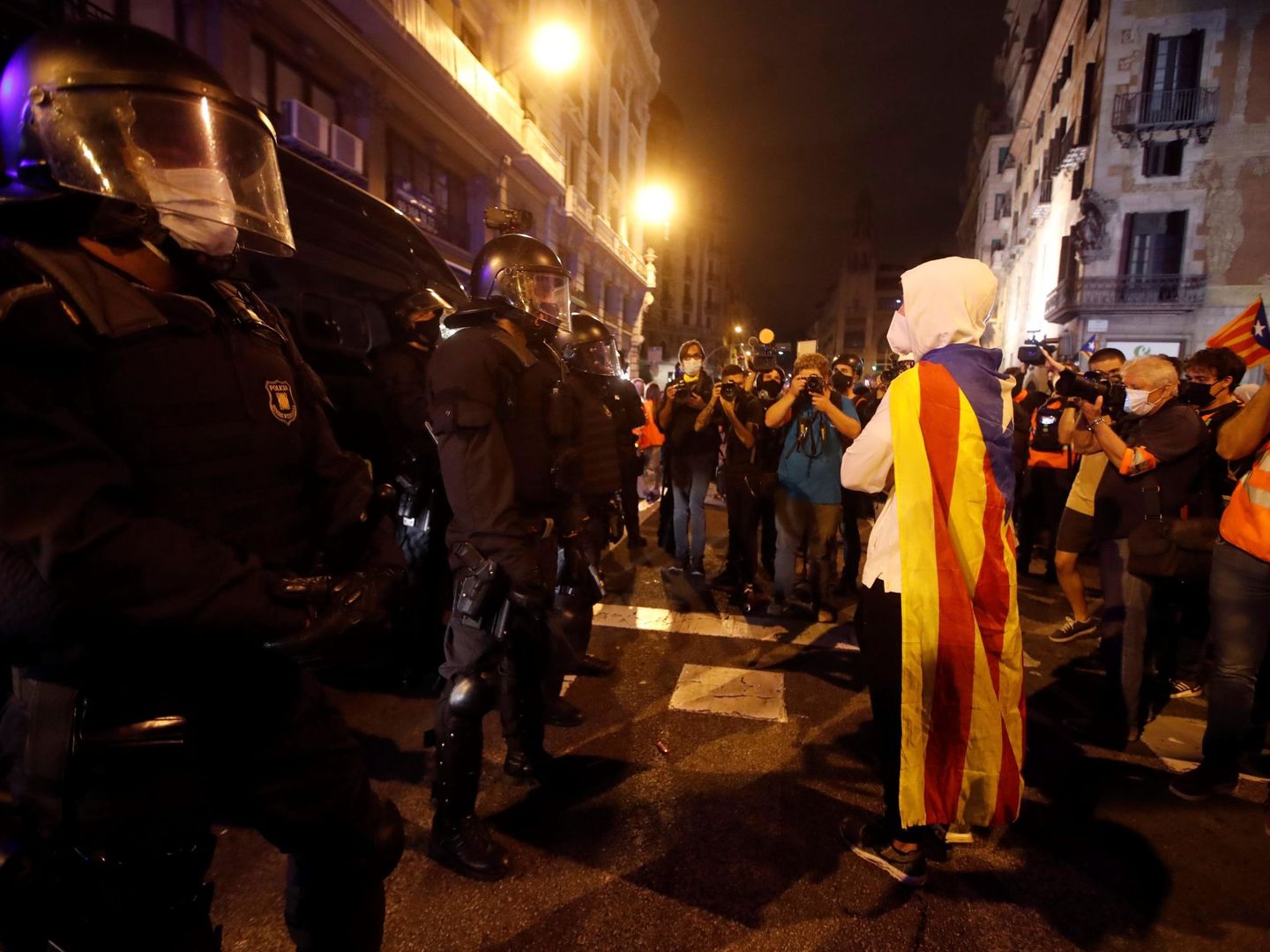 Una persona se sitúa frente a los policías durante la concentración convocada en Barcelona. (EFE)
