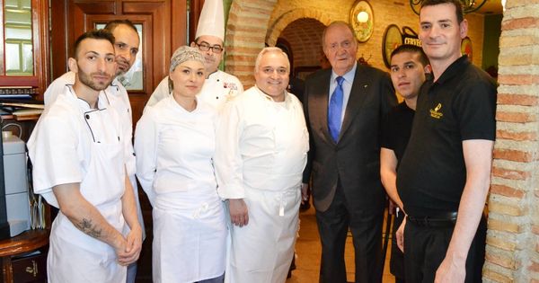 Foto: El Rey Juan Carlos posa con el equipo de Cruz Blanca Vallecas.