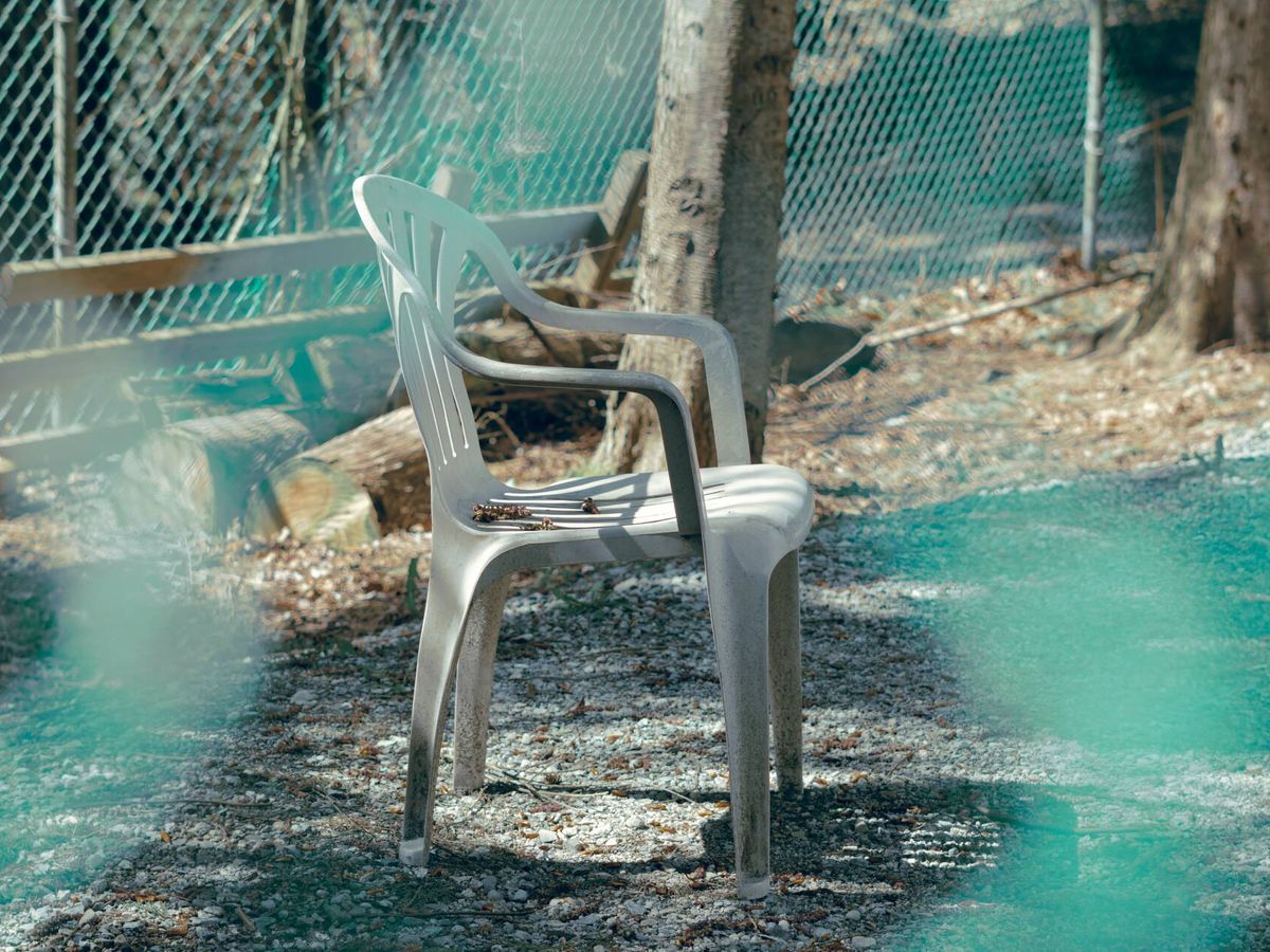 Foto: Las sillas de plástico son propensas a mancharse fácilmente, pero con este truco podéis dejarlas como nuevas (Unsplash/Dylan Ferreira)
