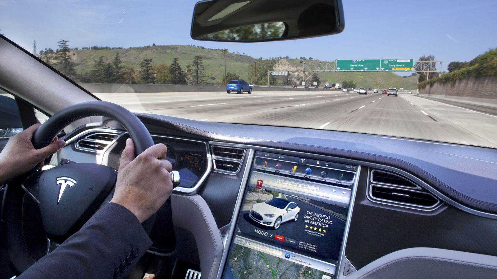 Foto:  Un vehículo Tesla con su pantalla táctil, como la que ya incluyen muchos otros fabricantes.
