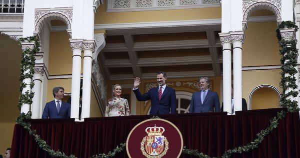 Foto: El Rey Felipe VI, junto al ministro de Educación y Cultura, Íñigo Méndez de Vigo, y la presidenta de la Comunidad de Madrid, Cristina Cifuentes, en Las Ventas. (EFE)