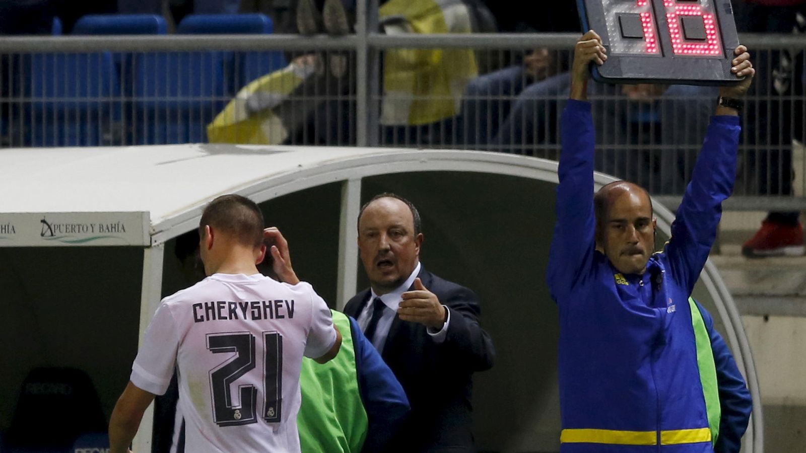 Foto: Rafa Benítez, en el momento de retirar a Cheryshev del terreno de juego del Ramón de Carranza (Reuters)