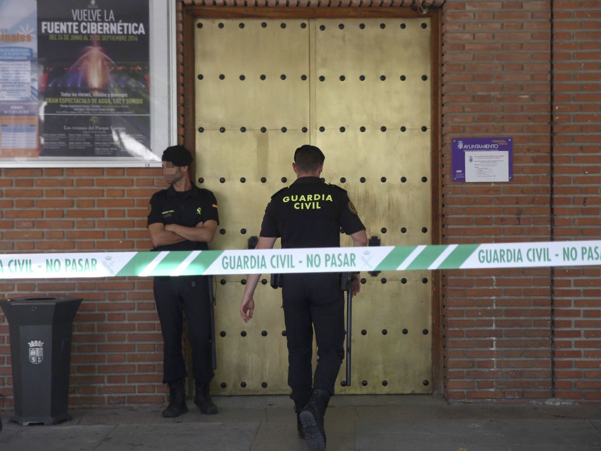 Foto: Agentes de la Guardia Civil, en las puertas del Ayuntamiento de Torrejón de Ardoz en el marco del dispositivo por el caso Efial. (EFE/Álvaro Calvo)