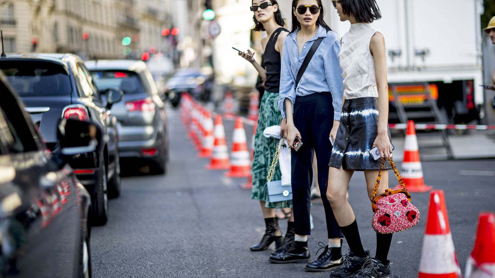 Foto: Sé diferente, apuesta por bolsos originales. Street style de la Semana de la Alta Costura de París. (Imaxtree)