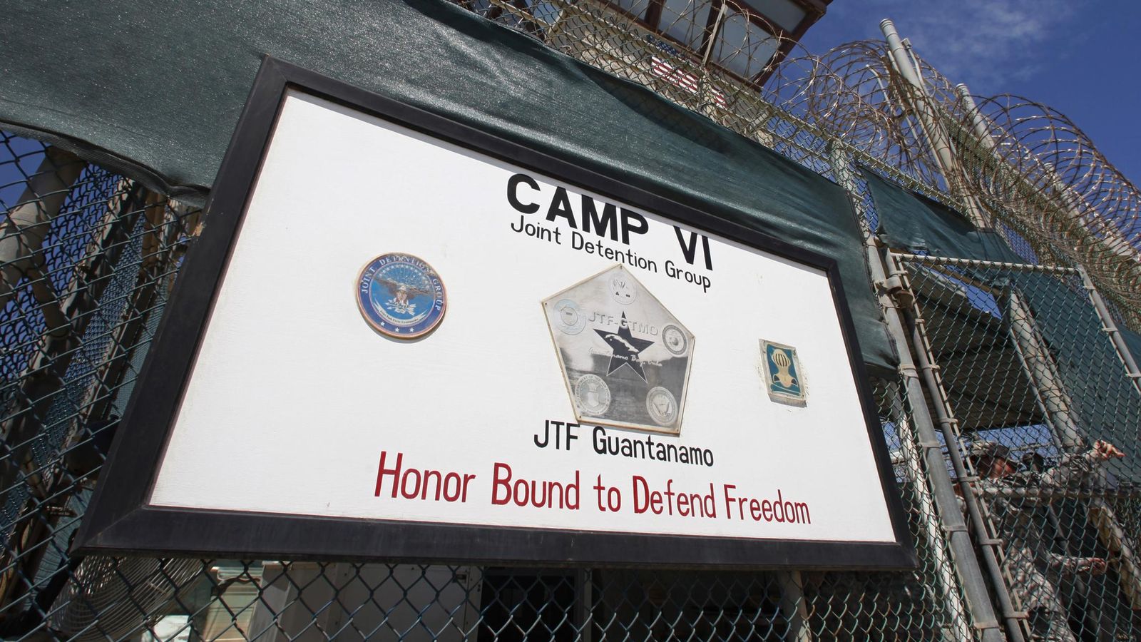 Foto: Un agente abre la puerta del Campo VI, en la base de Guantánamo (Reuters)