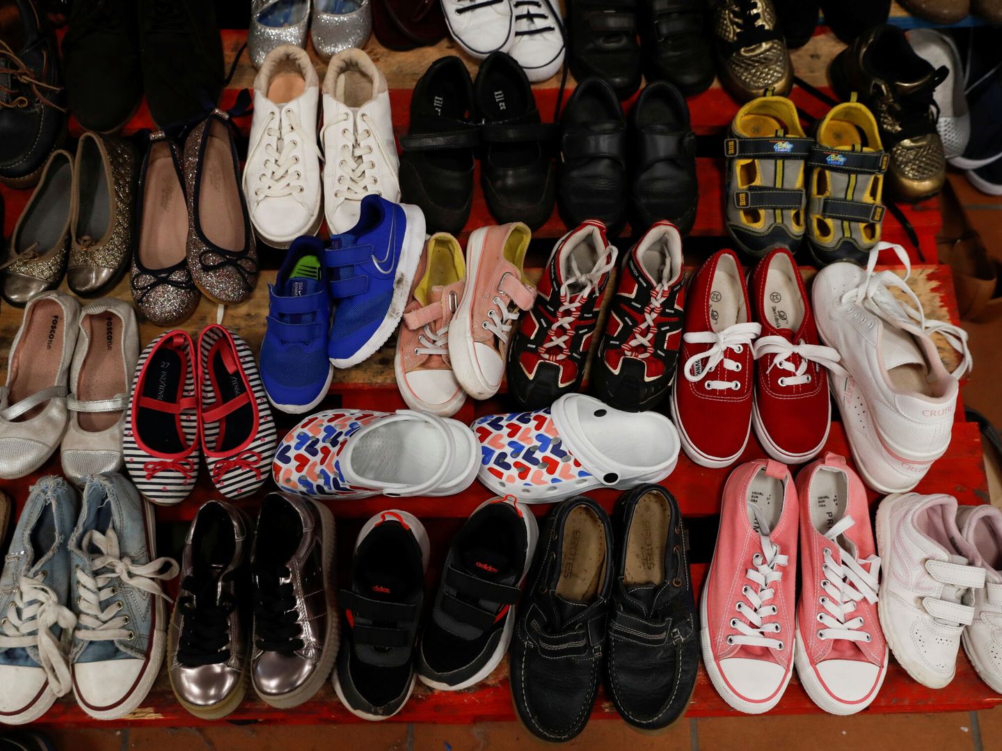 Los zapatos donados se muestran en el complejo deportivo de Tazacorte. (Reuters)