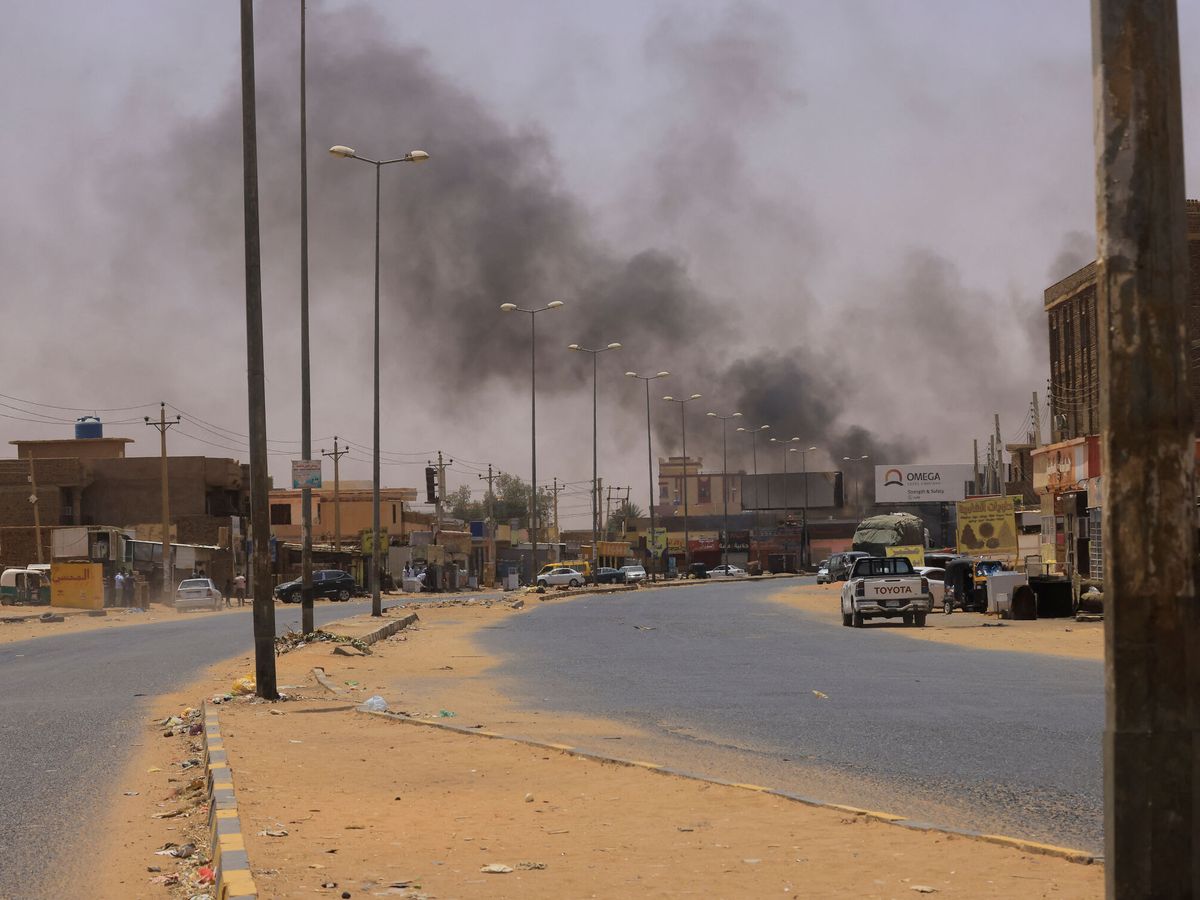 Foto: El humo se eleva cerca del puente Halfaya entre Omdurman y Jartum norte. (Reuters/Mohamed Nureldin)