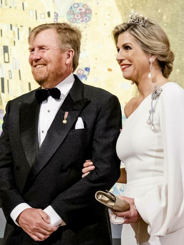 Foto de         Máxima de Holanda, de cena de gala en Viena: vestido de Stella McCartney, tiara de perlas y un broche máximo    