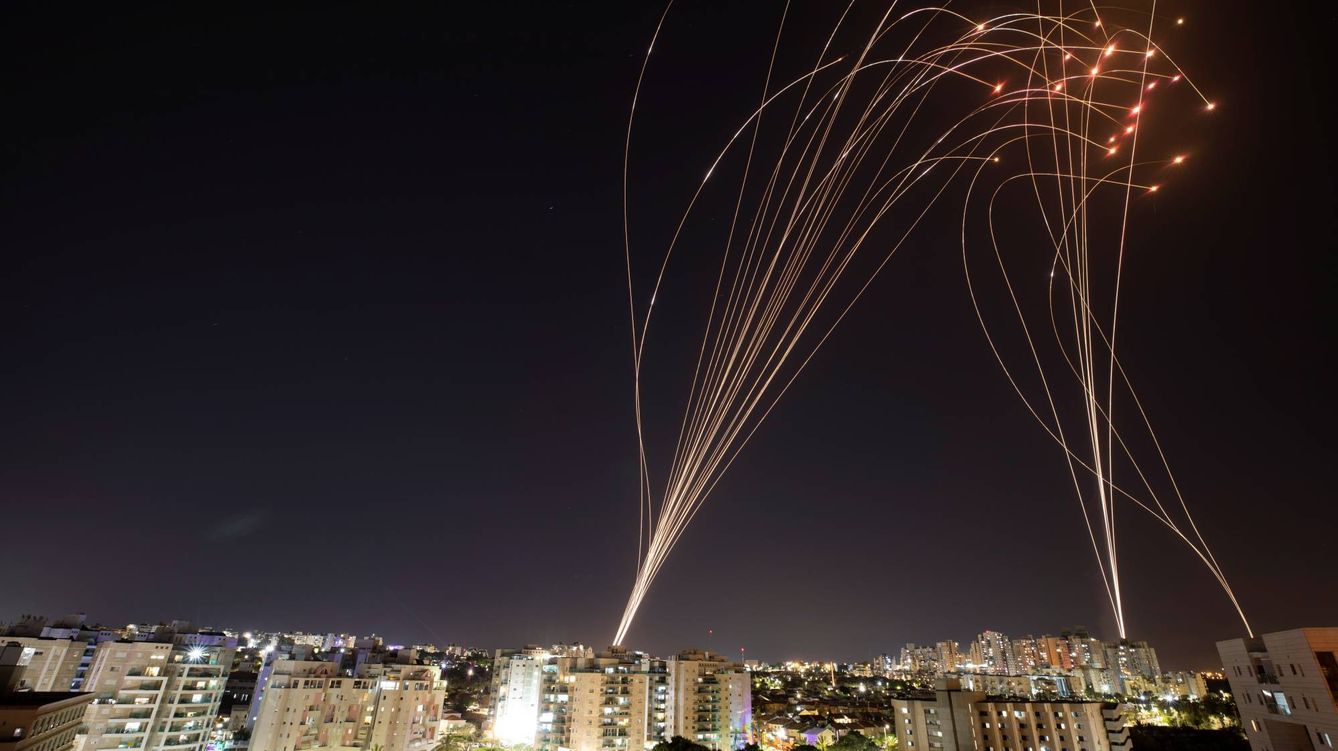 Foto: El Iron Dome, en acción nocturna interceptando los cohetes de Hamás. (Reuters)