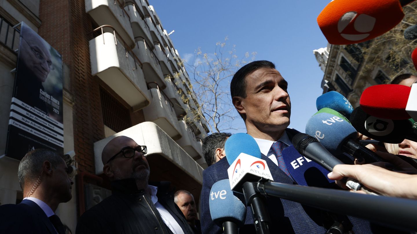 El presidente del Gobierno, Pedro Sánchez, atiende a los medios tras asistir a la capilla. (EFE/Javier Lizón)