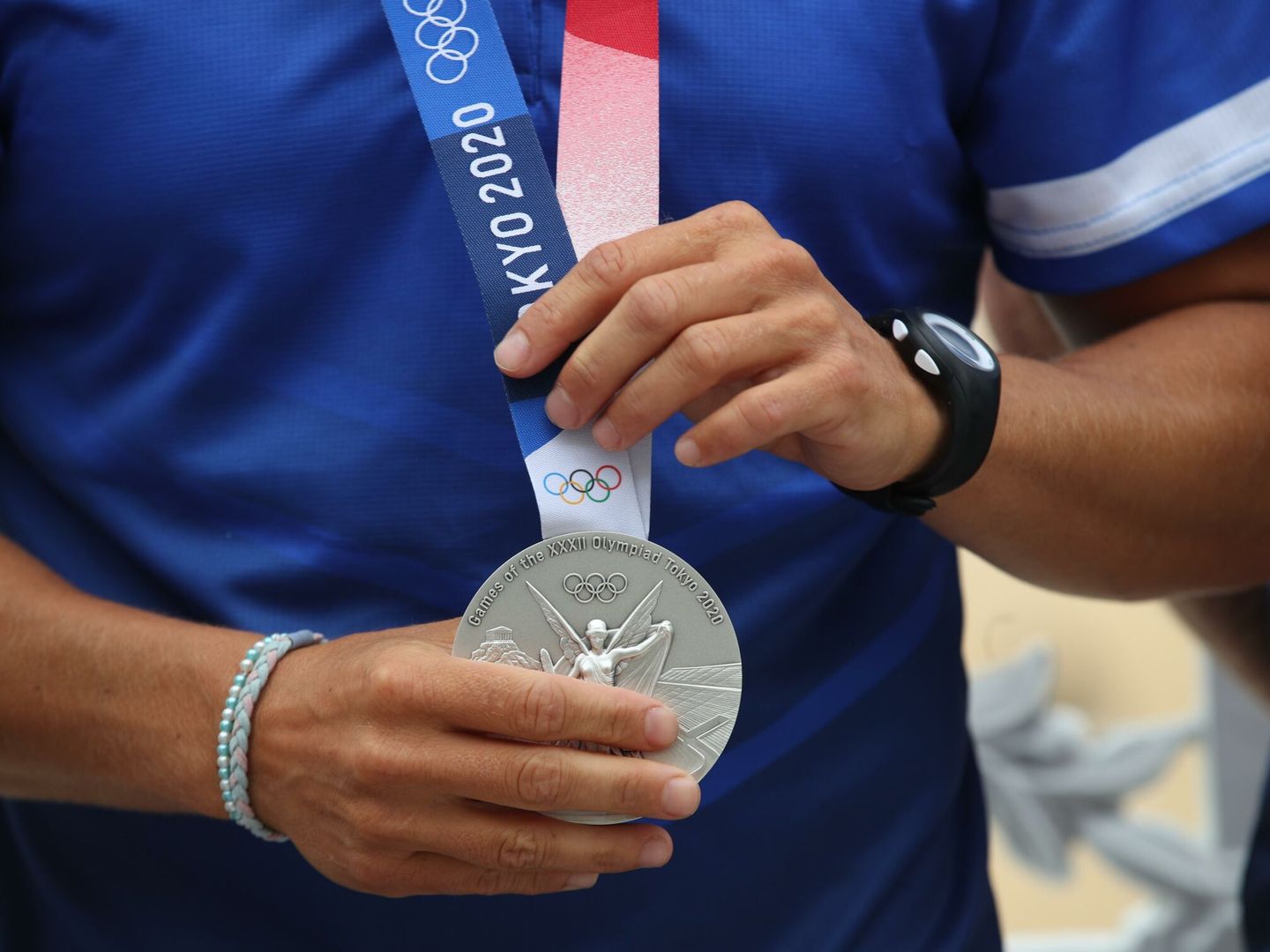 La medalla de plata de los Juegos Olímpicos de Tokio de Maialen Chourraut en detalle. (EFE/Juan Herrero)
