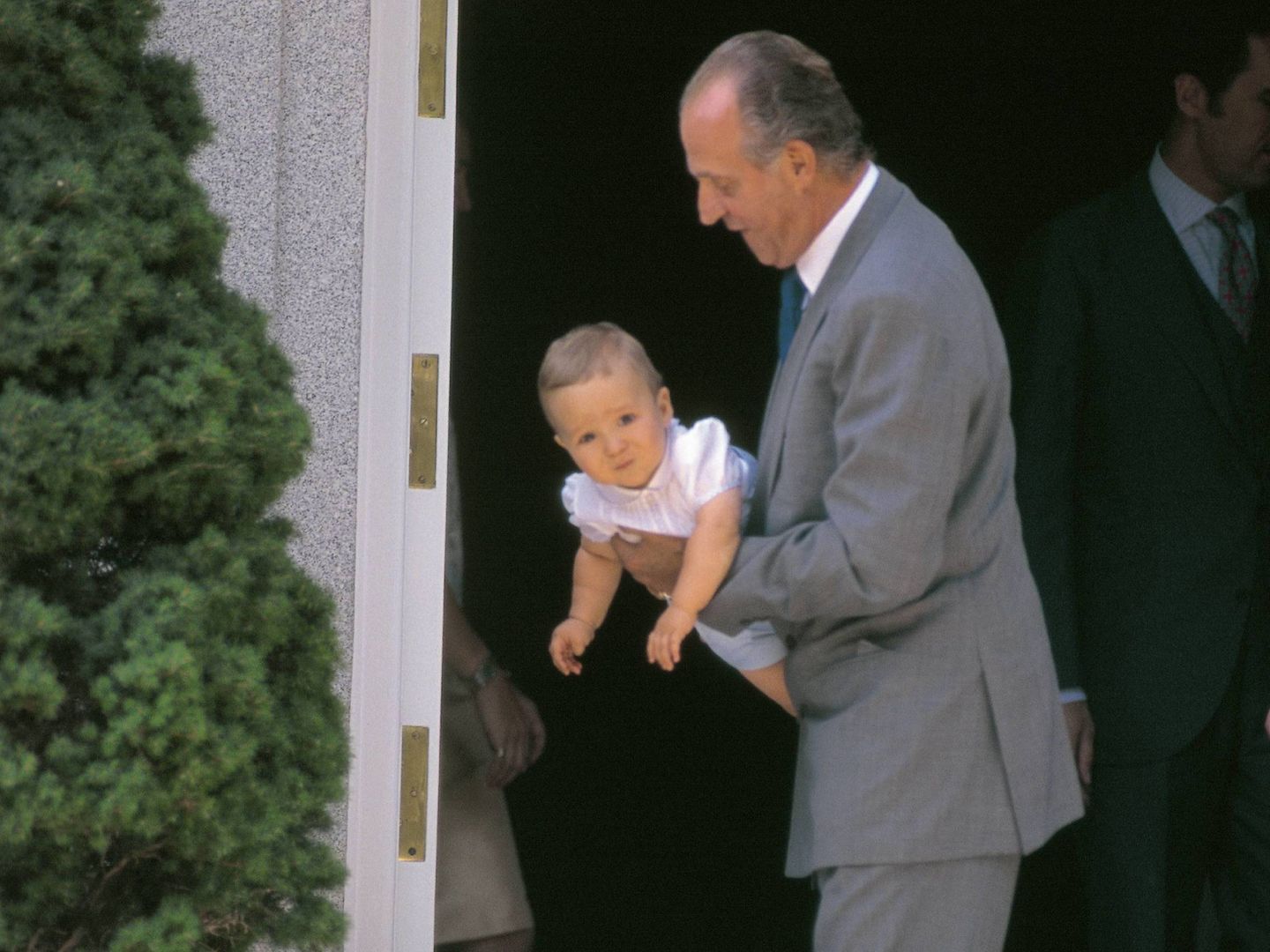 El rey Juan Carlos, jugando con Froilán. (Getty)