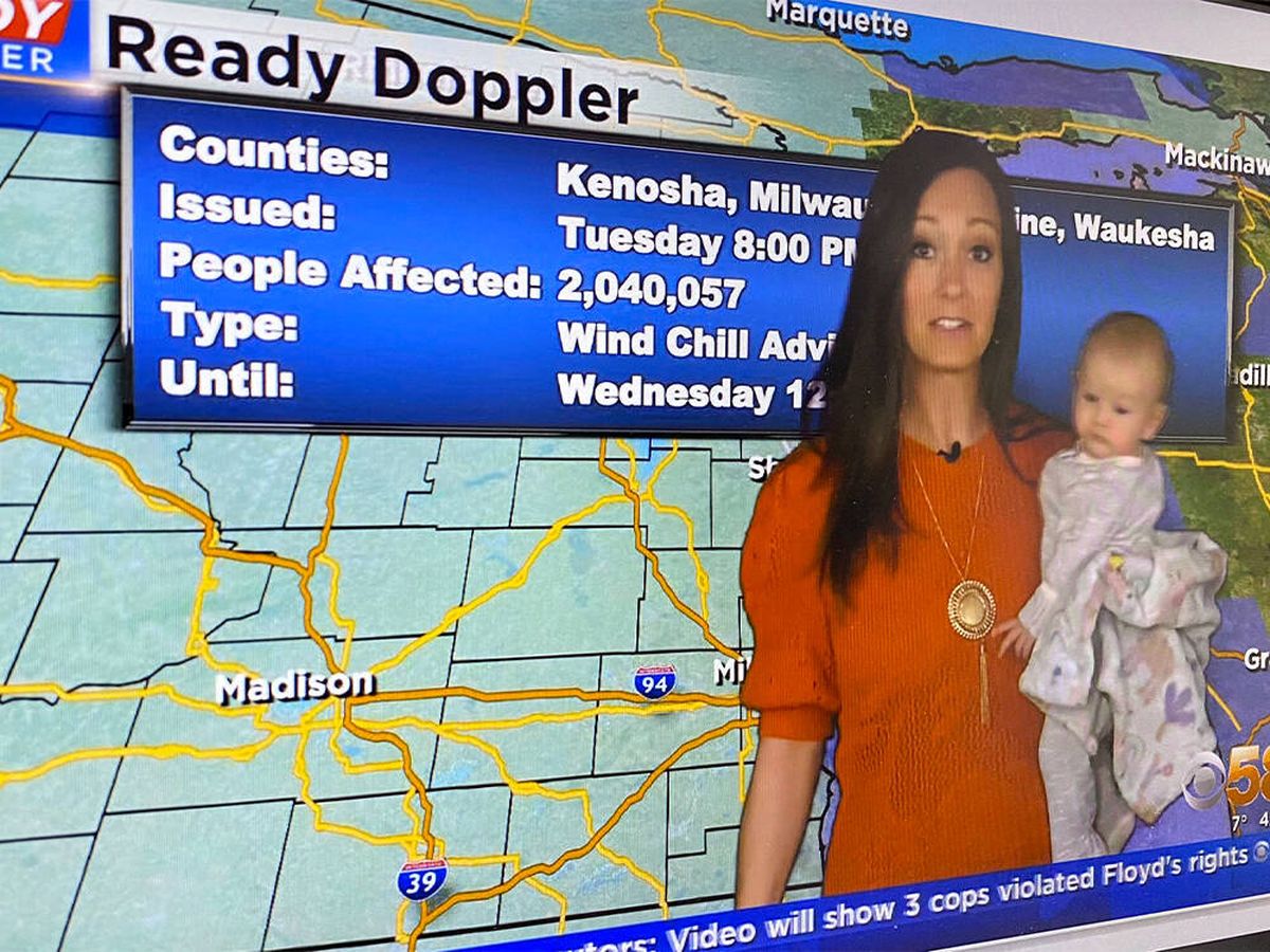 Foto: Una meteoróloga hace un directo con su hija en brazos y hace las delicias de todos (Twitter @NicoleKoglinMKE)