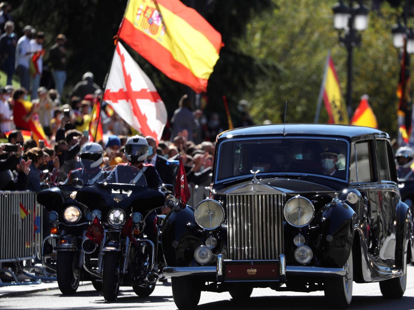 Los Reyes abandonan el Palacio Real tras asistir al acto del día de la Fiesta Nacional. (EFE)