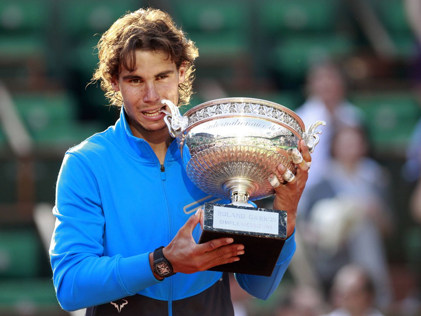 Un joven Nadal muerde el trofeo de Roland Garros en 2011. 