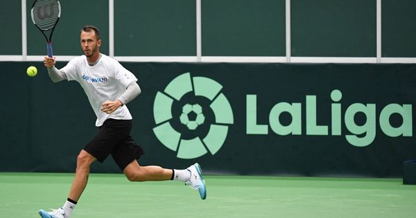 Foto: Lukas Rosol, entrenando en una cancha con el logo de LaLiga. (ITF)
