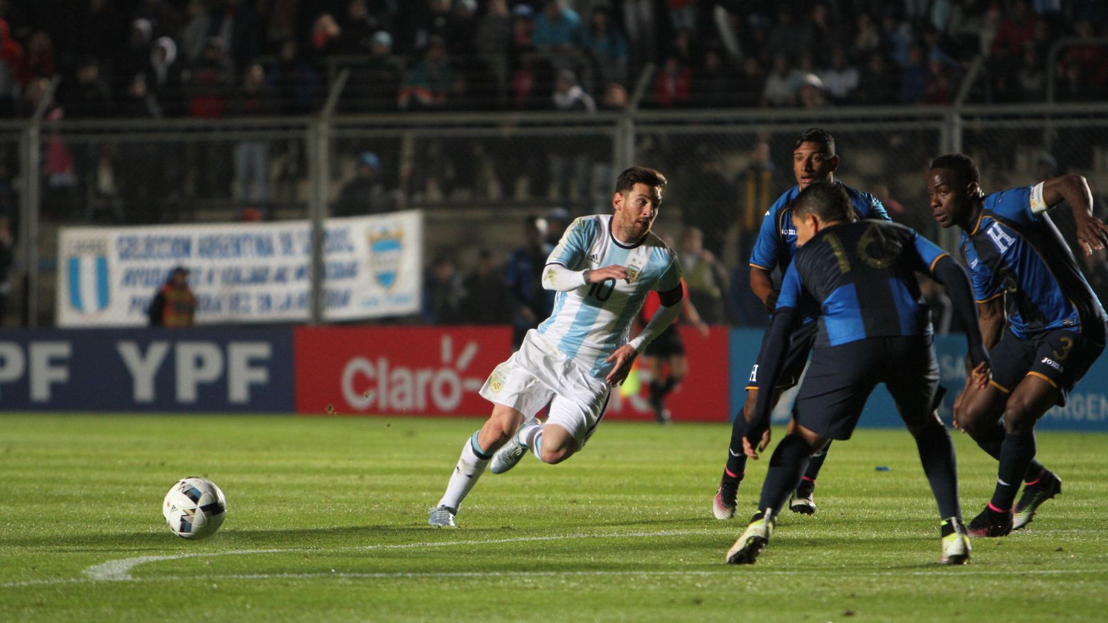Foto: Messi, en partido de Argentino contra Honduras. 