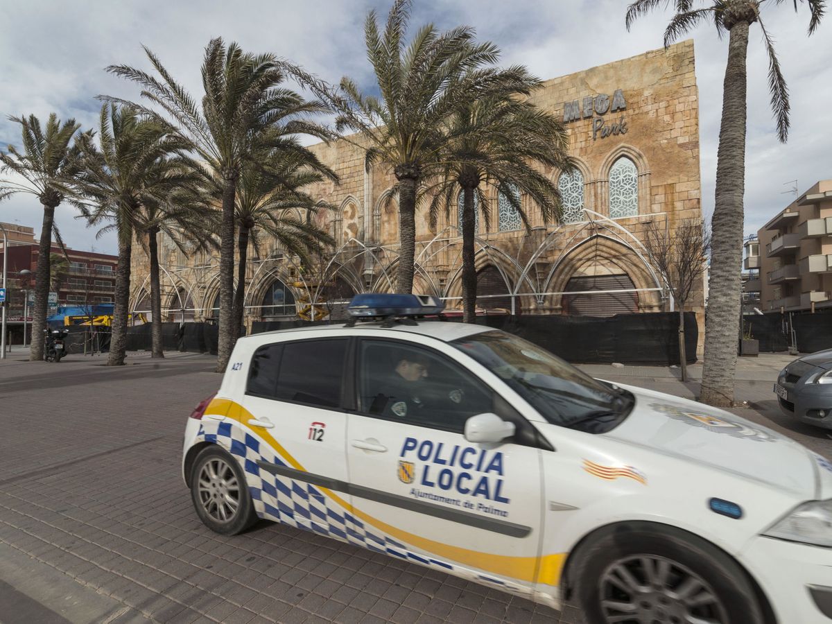 Foto: Un coche de la Policia en Mallorca. (EFE Cati Cladera)