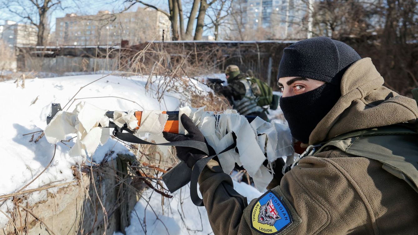 Foto: Voluntarios en un ejercicio militar en Kiev de la Legión Georgiana. (Reuters/Serhii Nuzhnenko) 
