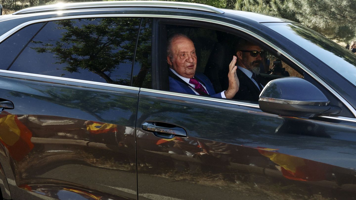 El rey Juan Carlos saluda a su llegada este lunes a la Zarzuela. (EFE/Rodrigo)