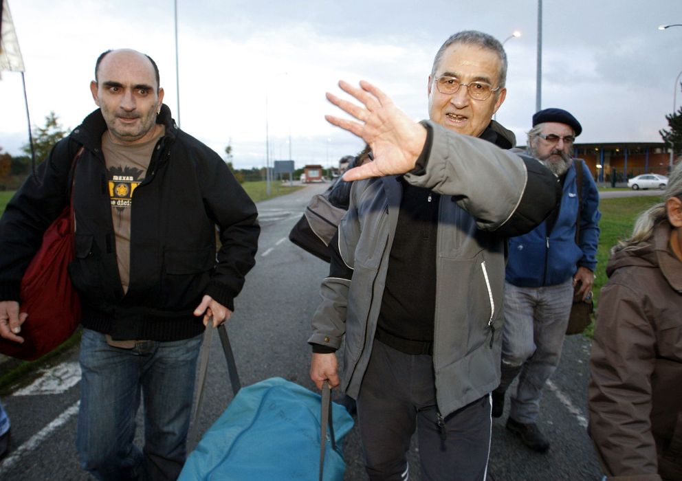Foto: El etarra Domingo Troitiño (c), a su salida de la prisión de Teixeiro (A Coruña) (EFE)