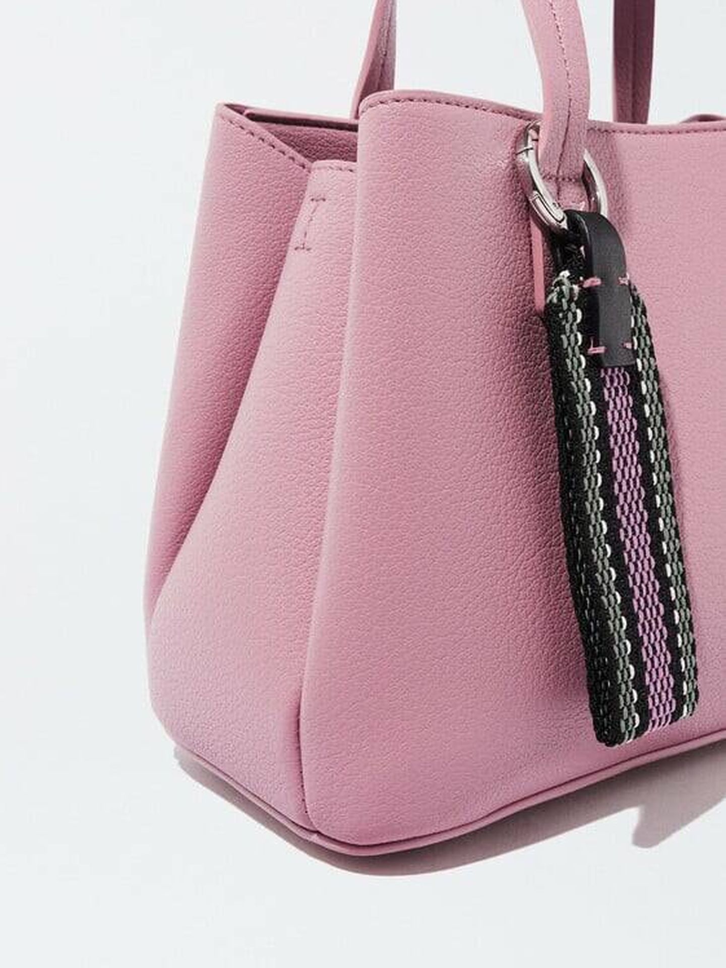Detalle de la versión rosa de este bolso de Parfois. (Parfois)