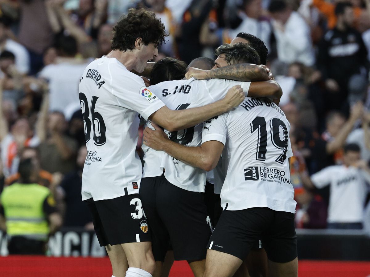 Foto: Los jugadores del Valencia durante el partido contra el Espanyol del pasado mayo. (EFE/Biel Aliño)