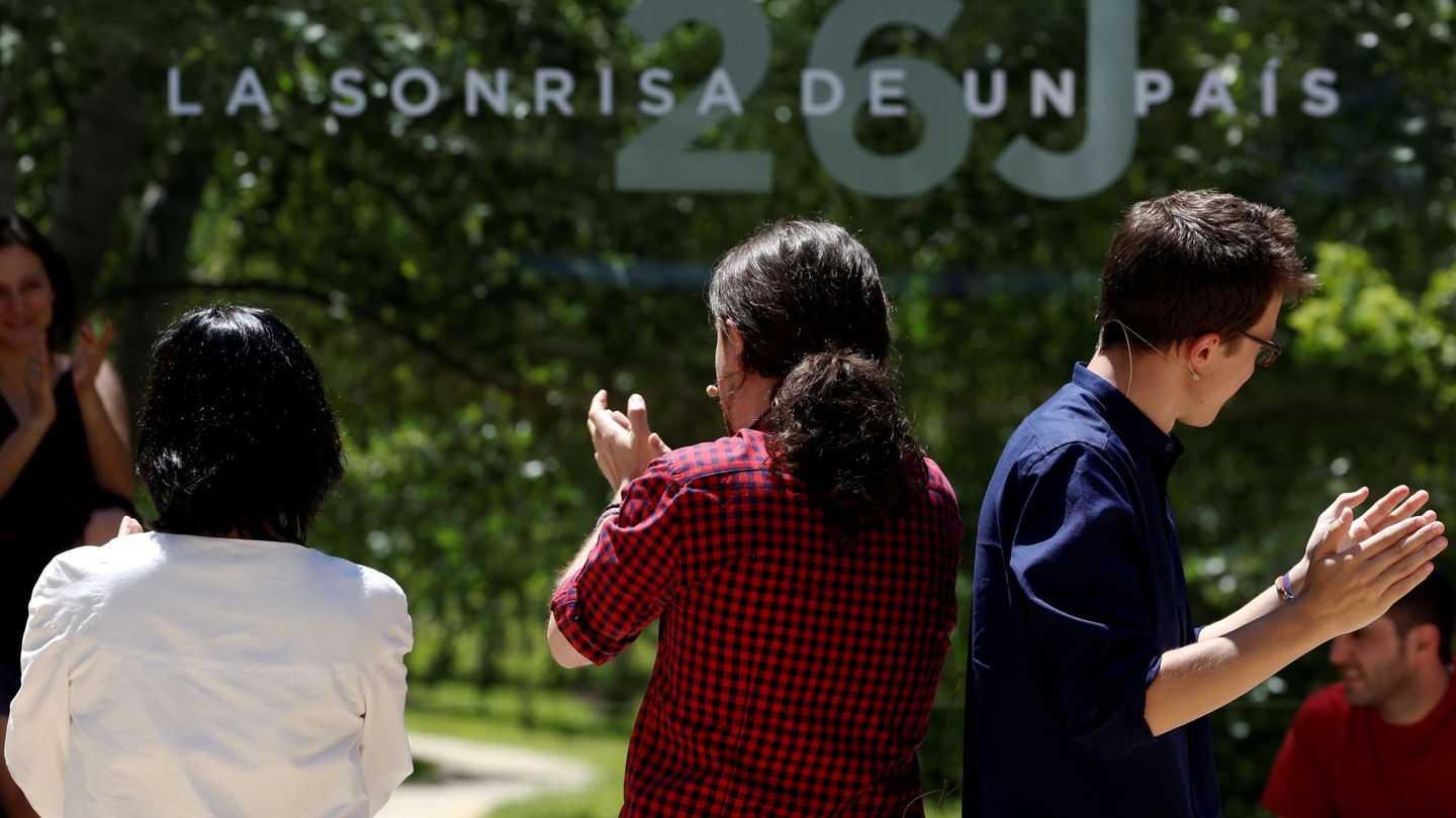 Carolina Bescansa, Pablo Iglesias e Íñigo Errejón, en 2016. REUTERS