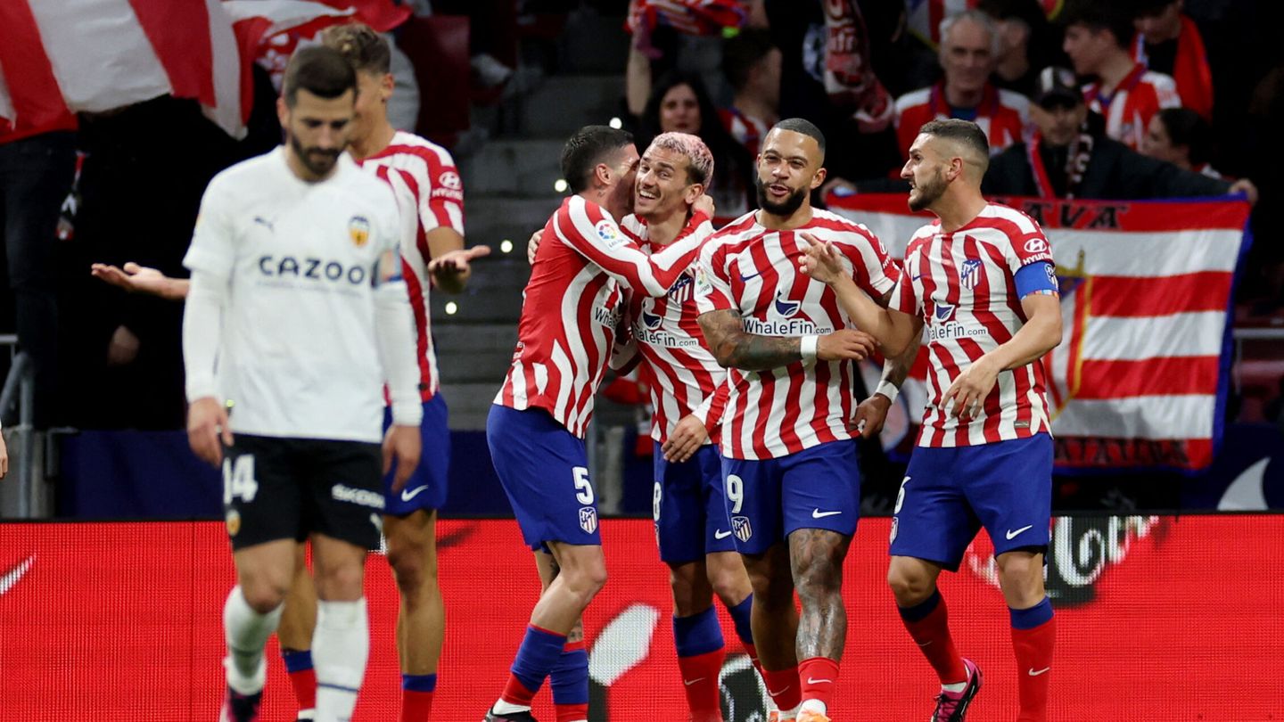 Griezmann celebra el primer gol con sus compañeros. (EFE/Rodrigo Jiménez)